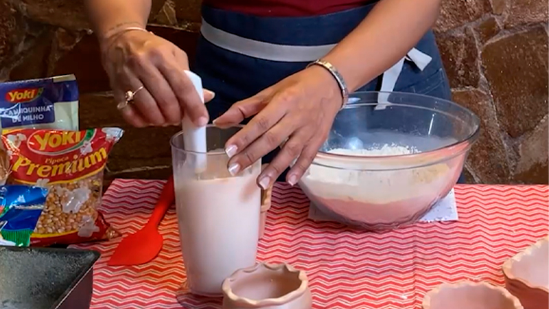 Em outro recipiente misture leite, manteiga e ovos e derrame delicadamente sobre os secos e envolva com uma colher apenas para uniformizar a massa.